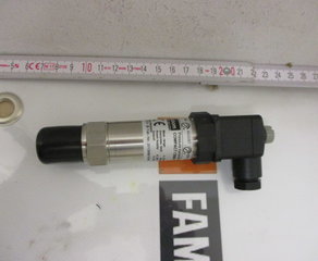 Датчик давления
CB6 COMPACT PRESSURE TRANSMITTER with threaded connection
see data sheet D4-020-1
01  design: internal diaphragm
0  explosion protection: without
A1  pressure sensor: piezoresistive for gauge pressure
092  measuring range -1...15 bar, overload limit 60 bar
measuring accuracy:
linearity error incl. hysteresis < + 0.2 % f.s.
accuracy of adjustment < +/- 0.2 % f.s.
H1  output signal: 4...20 mA, 2-wire technology
K1010  process connection: G1/2 B nach DIN 837-1
material wetted parts
- sensor diaphragm, stainless steel mat. no. 1.4404/1.4435 (316L)
T110 - socket, stainless steel mat. no. 1.4404/1.4435 (316L)
electrical connection: right angle plug acc. to DIN EN 175301-803-A (DIN
43650, model A), IP 65 LABOM